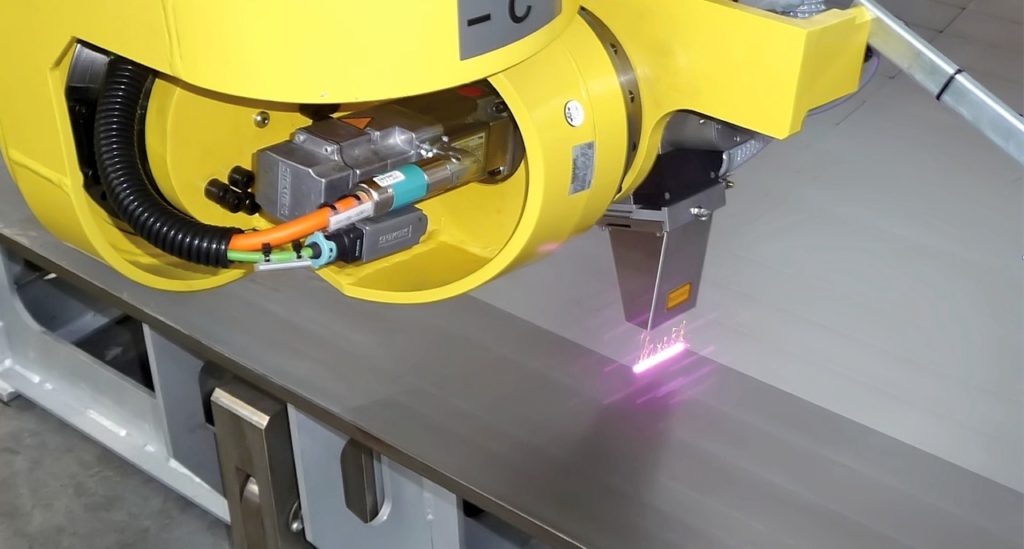 Limpieza láser con robot de moldes de composite